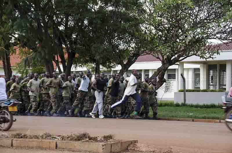 44 - Uganda - soldados entrenandose